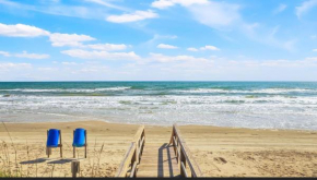 Beachfront Retreat! 3 Steps to WALKOVER!